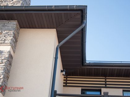 Коричневый софиты на карнизах кровли