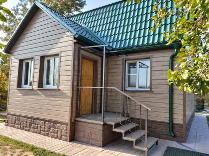Дом обшитый металлическим сайдингом с внешними углами