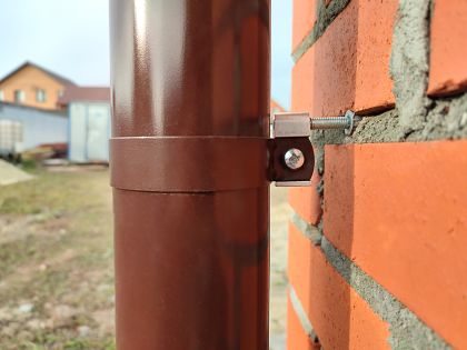 Кронштейн на трубу коричневый на объекте