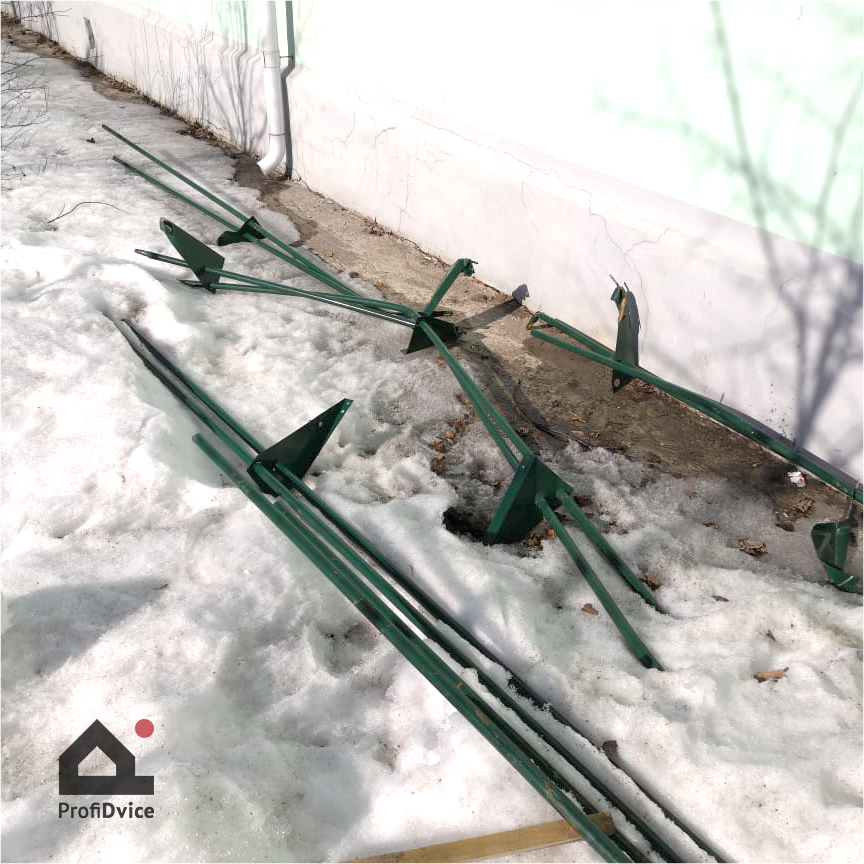 Снегозадержатели упали с крыши